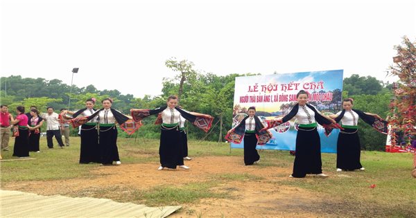 Đội múa bản Áng