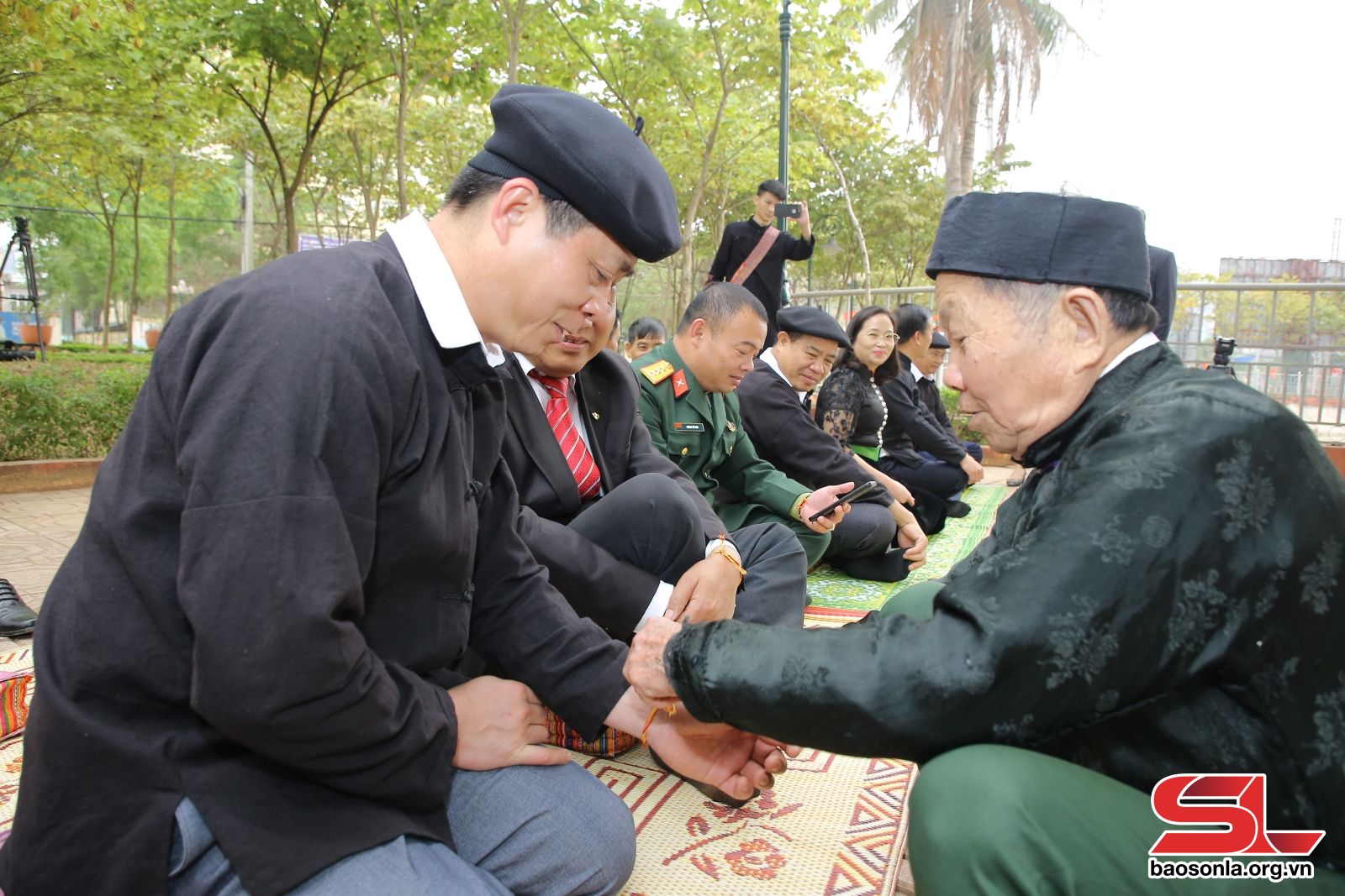 Buộc chỉ cổ tay tại  Lễ “Xên Mường”.
